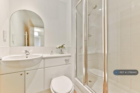 1 bedroom in a flat share to rent, Sail Court, London, E14