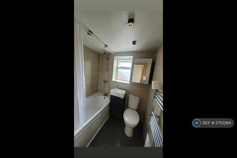 3 bedroom terraced house to rent, Grains Road, Shaw, Oldham, OL2