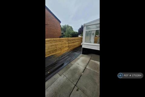 3 bedroom terraced house to rent, Grains Road, Shaw, Oldham, OL2