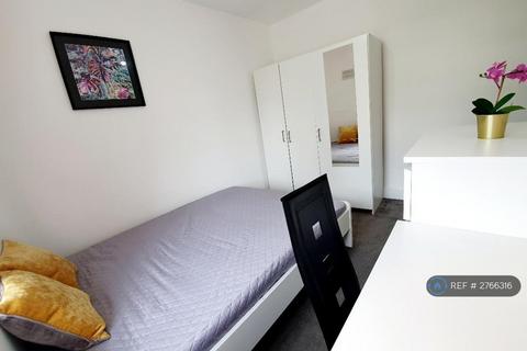 1 bedroom in a house share to rent - Nestles Avenue, Hayes, UB3