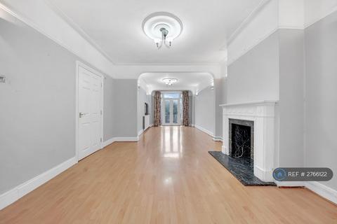 4 bedroom terraced house to rent, Bawdsey Avenue, Ilford, IG2