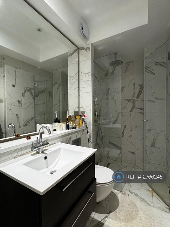 En Suite In The Main Bedroom