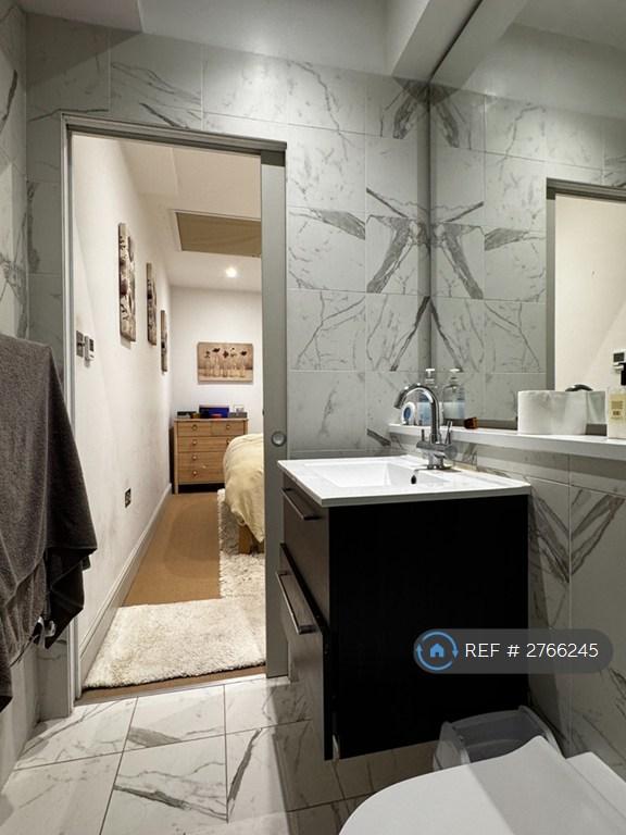 En Suite In The Main Bedroom