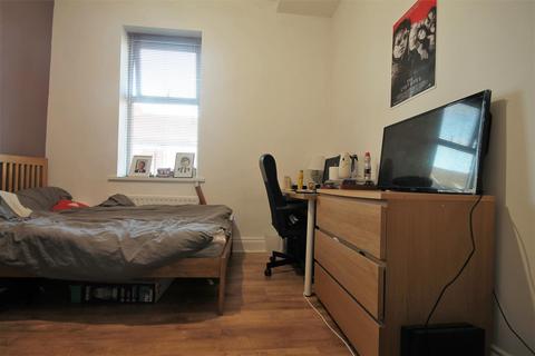 undefined, Second Avenue, Heaton