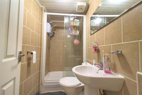 undefined, Second Avenue, Heaton