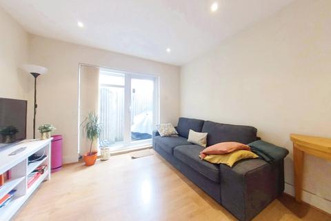 1 bedroom flat to rent, Garratt Lane, London SW18
