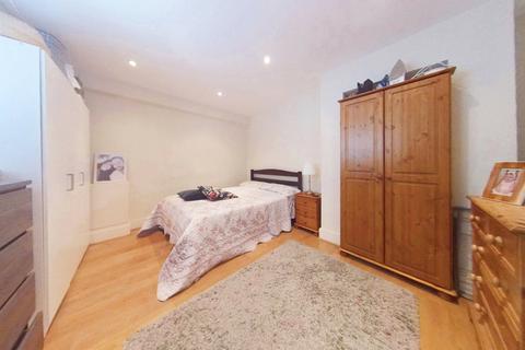 1 bedroom flat to rent, Garratt Lane, London SW18