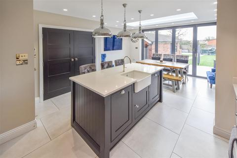 4 bedroom semi-detached house for sale, Mountnessing Road, Billericay