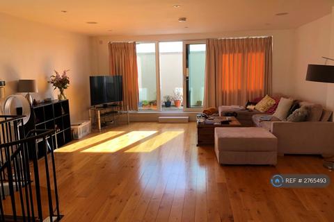 2 bedroom flat to rent, Castle Court, London, SW15