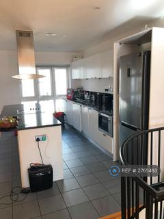2 bedroom flat to rent, Castle Court, London, SW15