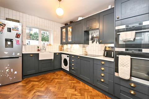 2 bedroom end of terrace house for sale, Fairlight Road, Eastbourne