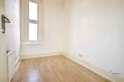 2 bedroom flat to rent, Emsworth Road, Southampton, SO15