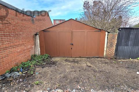 Garage to rent, Selwyn Avenue, Ilford, IG3 8JP