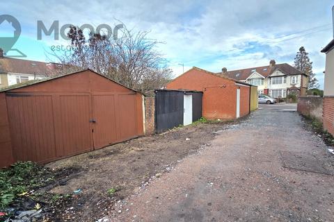 Garage to rent, Selwyn Avenue, Ilford, IG3 8JP