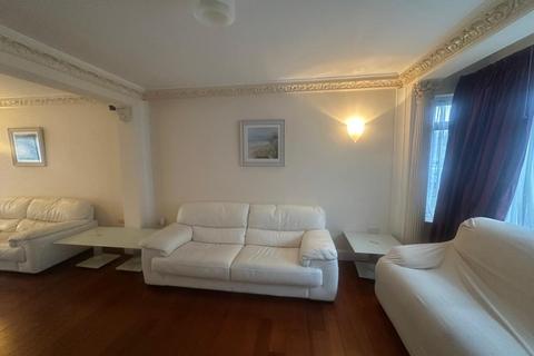 4 bedroom detached house to rent, Penshurst Gardens, Edgware
