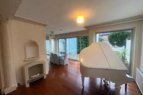 4 bedroom detached house to rent, Penshurst Gardens, Edgware