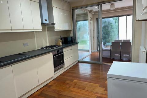 4 bedroom detached house to rent, Penshurst Gardens, Edgware