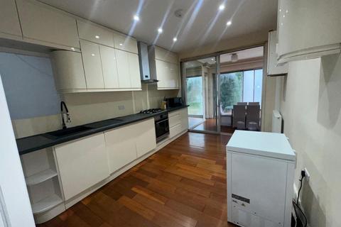 4 bedroom detached house to rent, Penshurst Gardens, Edgware