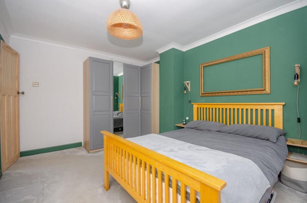 Bedroom 1 pic 2.jpg