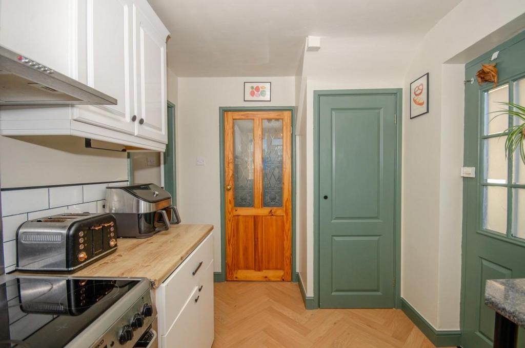 Kitchen pic 2.jpg