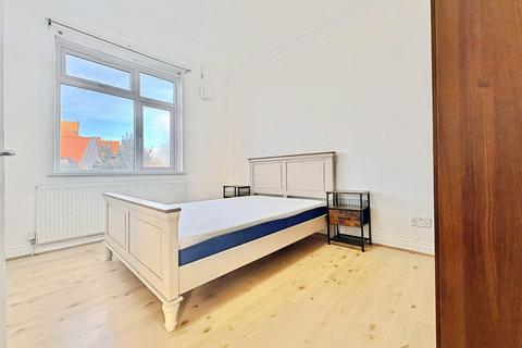 2 bedroom apartment to rent, Heath Road, Hounslow, TW3