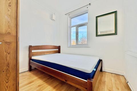 2 bedroom apartment to rent, Heath Road, Hounslow, TW3