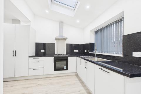 3 bedroom semi-detached house to rent, Peckover Drive, Pudsey, LS28 8EF