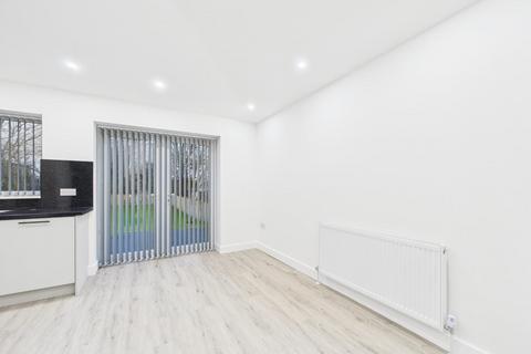 3 bedroom semi-detached house to rent, Peckover Drive, Pudsey, LS28 8EF