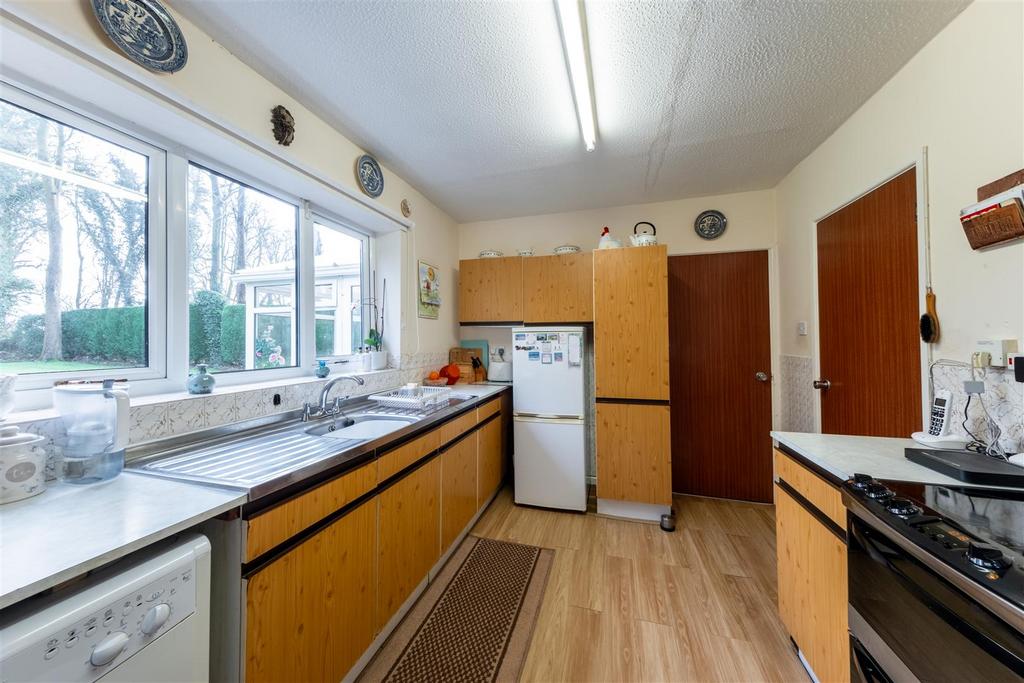 7 Woodlands Way-002.jpg