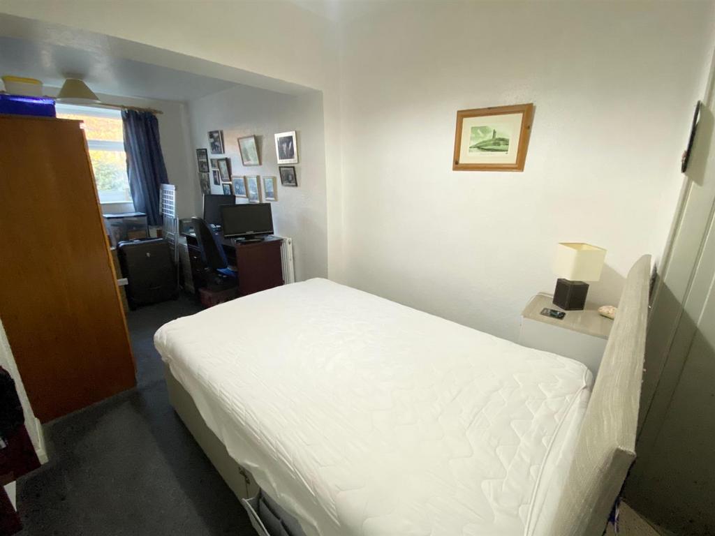 Bed 2.jpg