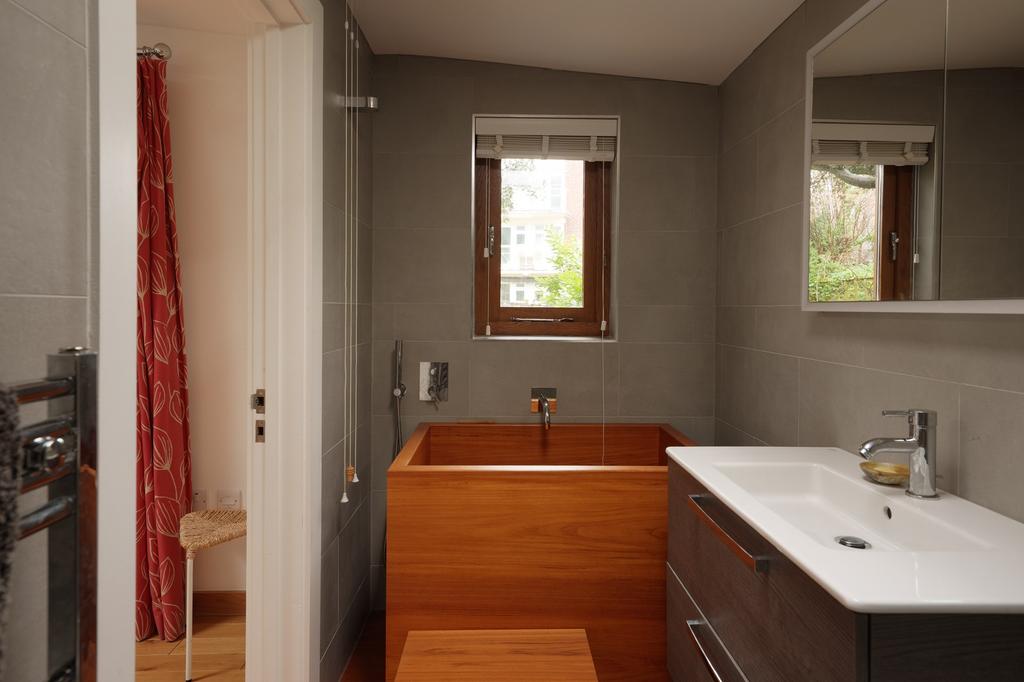 Ensuite ()