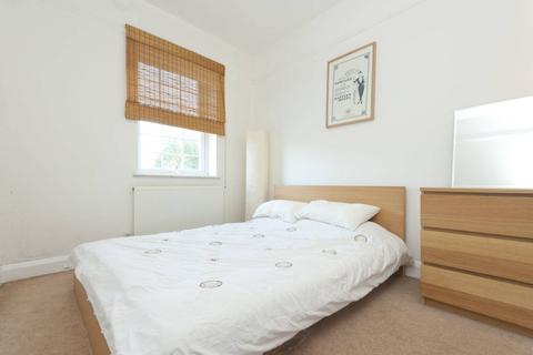 2 bedroom flat to rent, Green Lane, Northwood, HA6