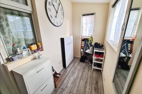 3 bedroom semi-detached house to rent, Warren Avenue, Hampshire SO16