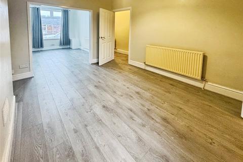 3 bedroom terraced house to rent, Renshaw Street, Manchester M30