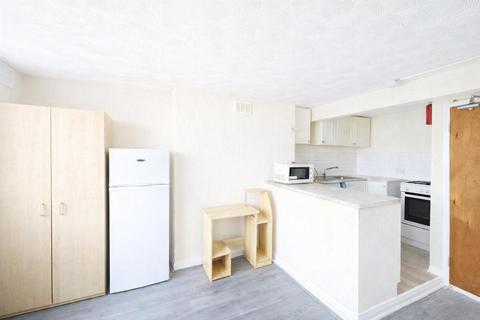 2 bedroom flat to rent, Westow Hill, London