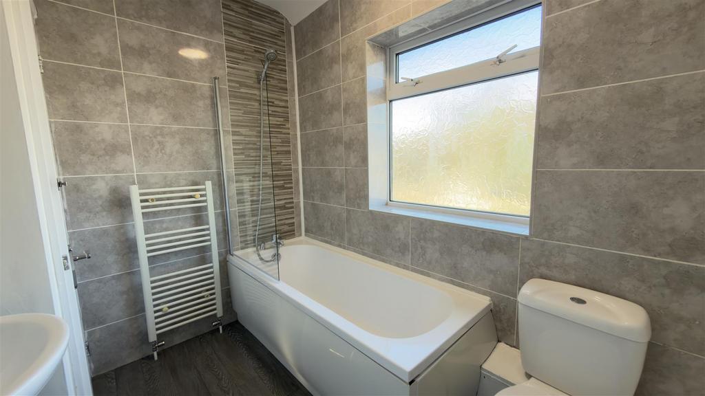 Bathroom 02.jpg