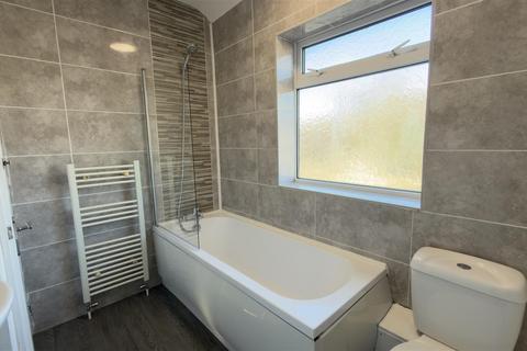 3 bedroom semi-detached house to rent, Vale Avenue, Flixton, Manchester