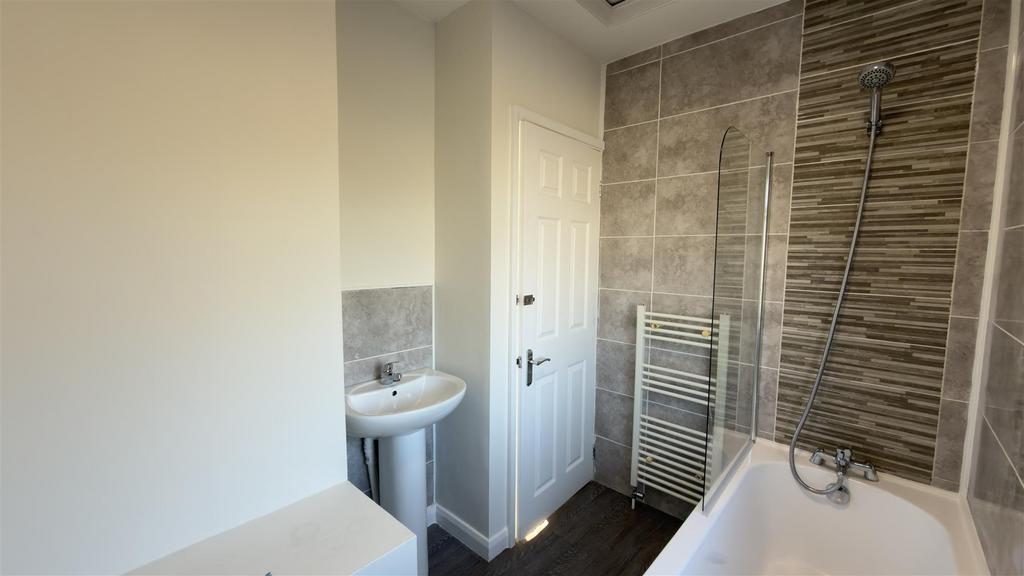 Bathroom 03.jpg