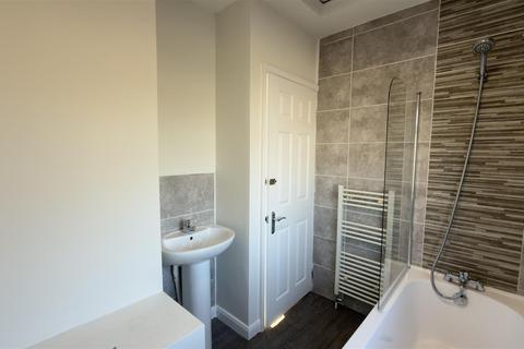 3 bedroom semi-detached house to rent, Vale Avenue, Flixton, Manchester