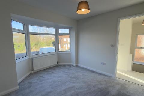 3 bedroom semi-detached house to rent, Vale Avenue, Flixton, Manchester