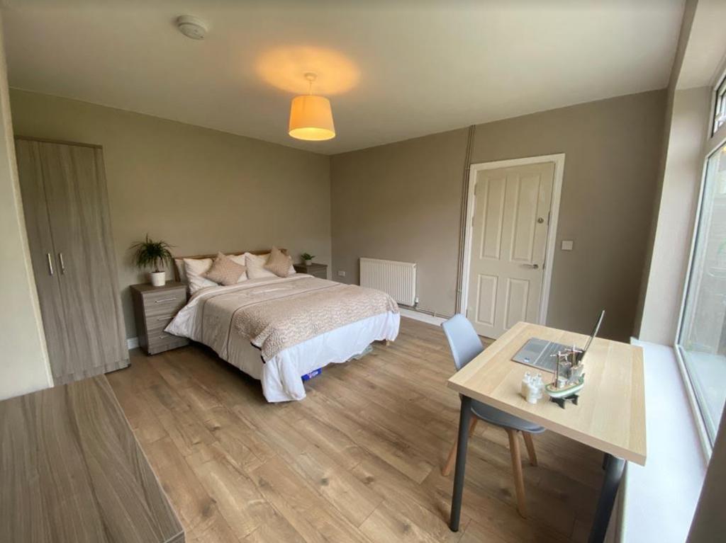 A spacious and well-lit large double bedroom fe...