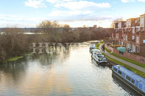 3 bedroom flat for sale, Kessock Close, London, N17