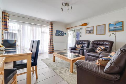 2 bedroom flat for sale, Imperial Avenue, Westcliff-On-Sea SS0