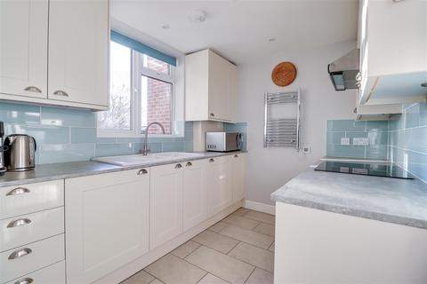 2 bedroom flat for sale, Imperial Avenue, Westcliff-On-Sea SS0
