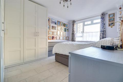 2 bedroom flat for sale, Imperial Avenue, Westcliff-On-Sea SS0