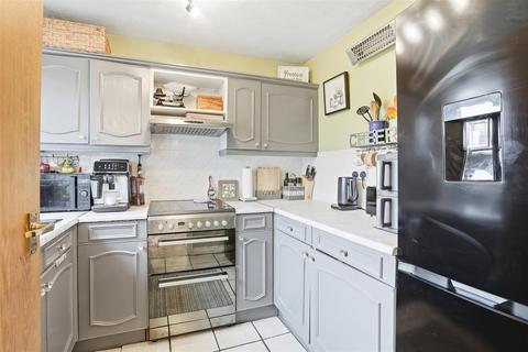 2 bedroom apartment for sale, Foxglove Way, Wallington