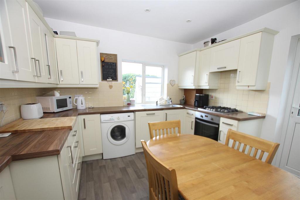 Kitchen b.jpg
