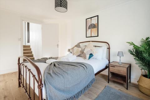 2 bedroom flat for sale, Askew Road, Shepherd's Bush W12