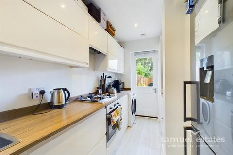 2 bedroom maisonette to rent, Charlmont Road, Tooting, SW17