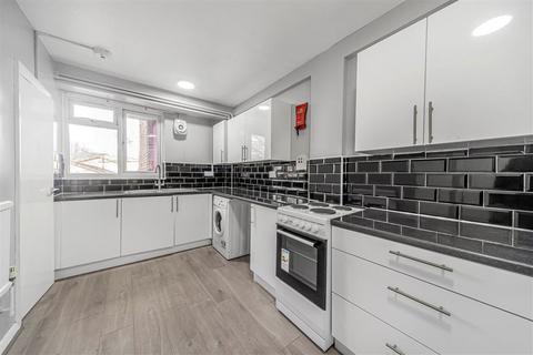 3 bedroom flat to rent, Desmond Street, London SE14